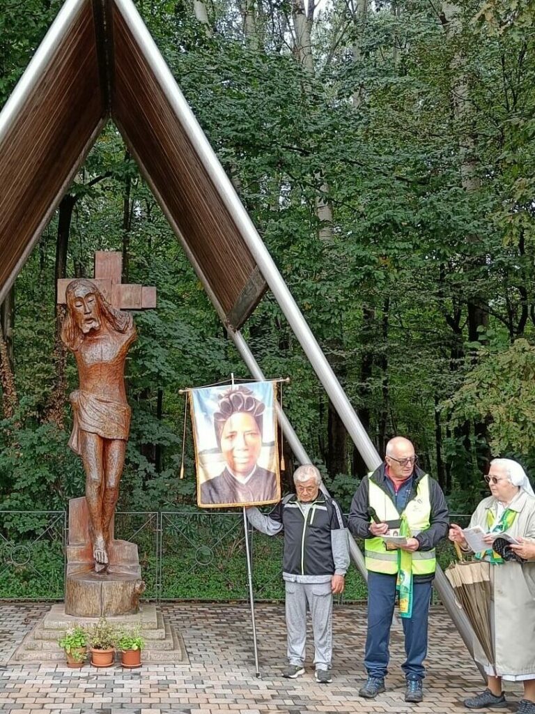 Il presidente Associazione Marcia delle primule Flaviano Dalla Fina assieme a Madre Frison nella tappa al monumento del Cristo senza braccia